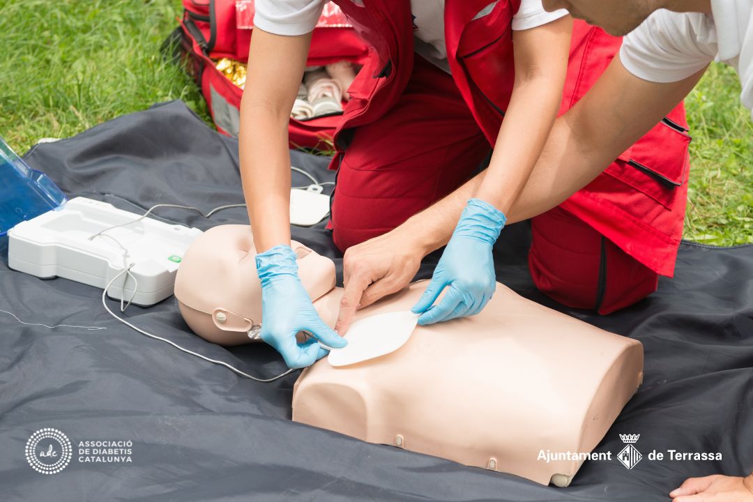 persona realitza primers auxilis a un ninot de pràctica