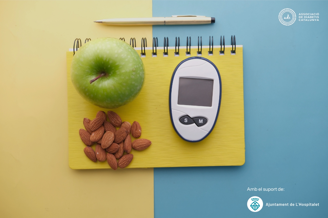 Poma, ametlles i glucòmetre a sobre d'una llibreta de control glucèmic.